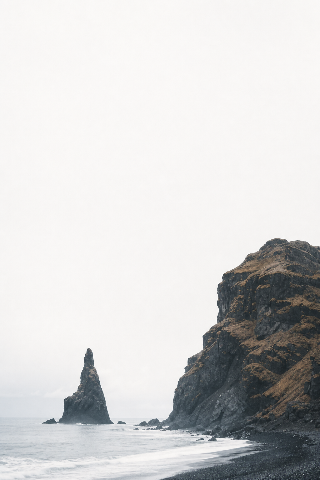 Ruhige isländische Küste mit Felsen im Meer