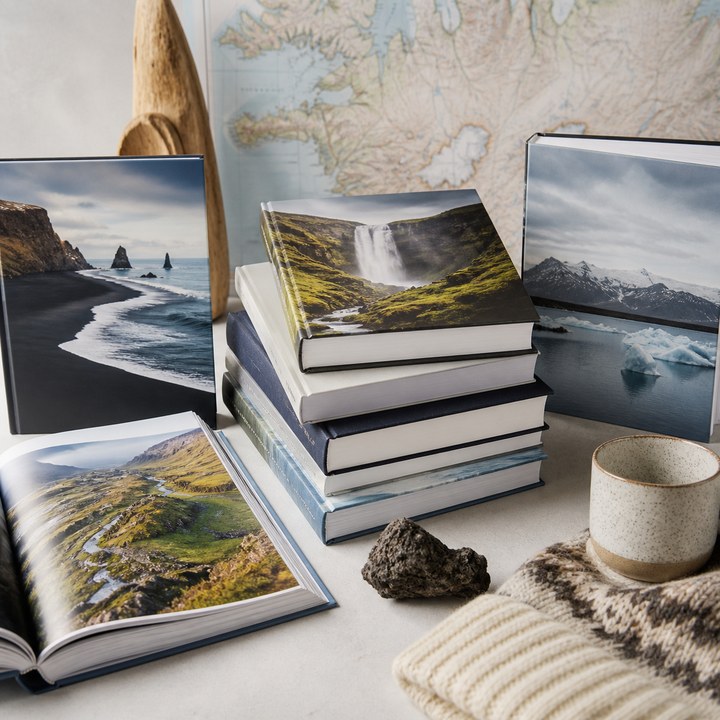 Island-Bücher und Reiseführer auf hellem Tisch